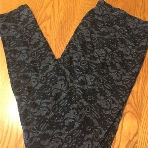 ✨$5 Bargain✨ {Charming Charlie} Black Floral Leggings